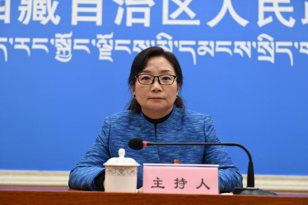 主持人 區(qū)黨委宣傳部副部長、政府新聞辦主任 德吉卓嘎.JPG
