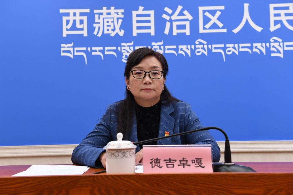 主持人 區(qū)黨委宣傳部副部長、區(qū)政府新聞辦主任 德吉卓嘎.JPG