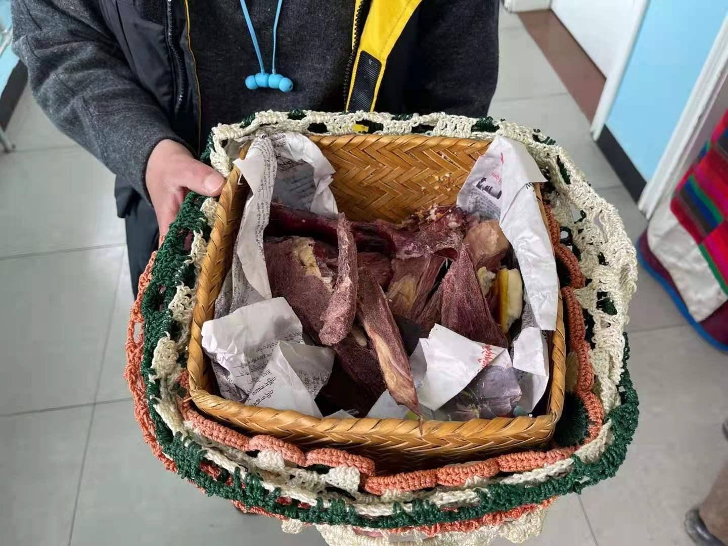 患者家屬拿來風(fēng)干肉。.jpg