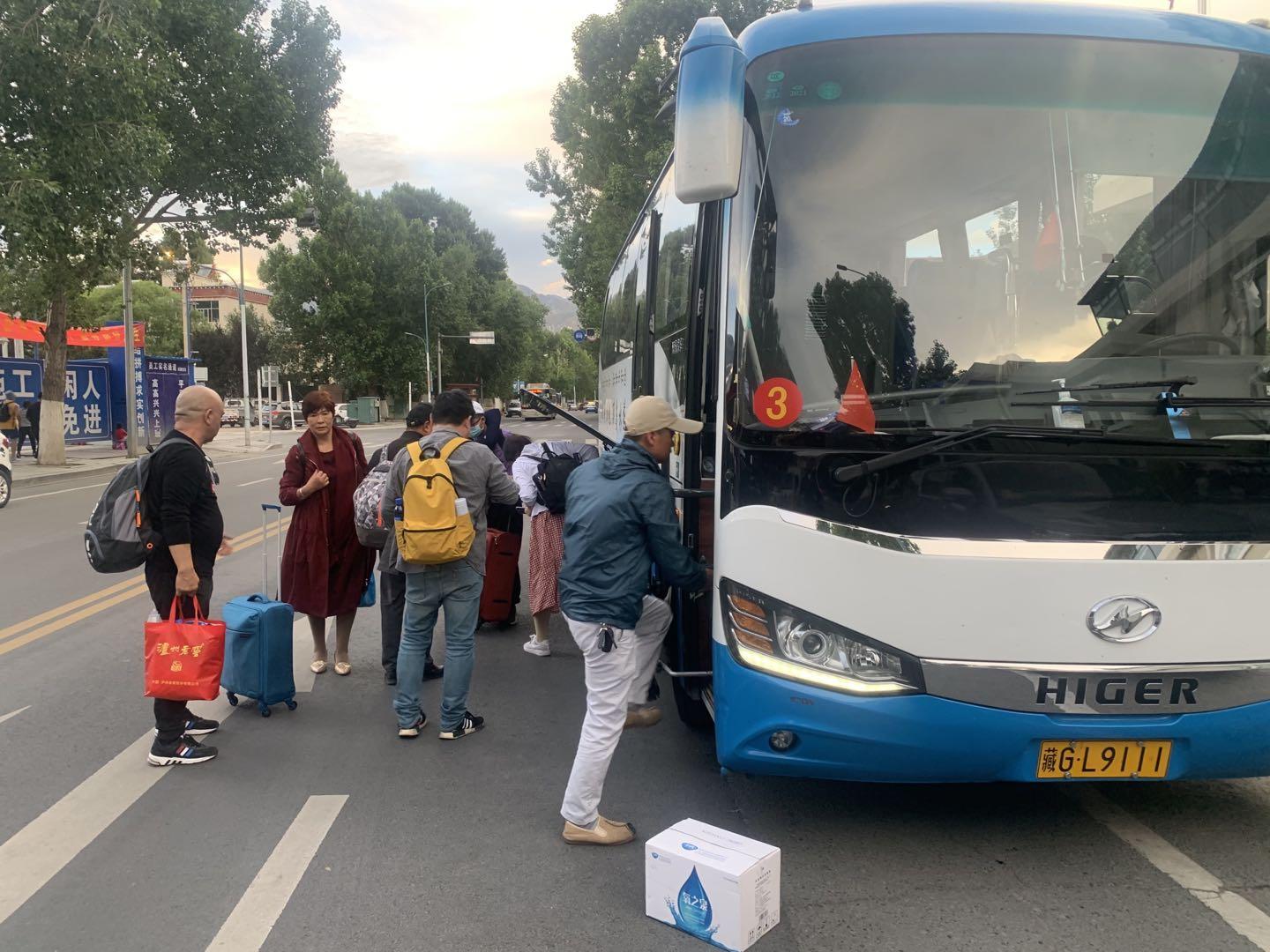 拉薩查扣12臺超范圍經(jīng)營縣際非定線旅游車(811647)-20210719085455.jpg
