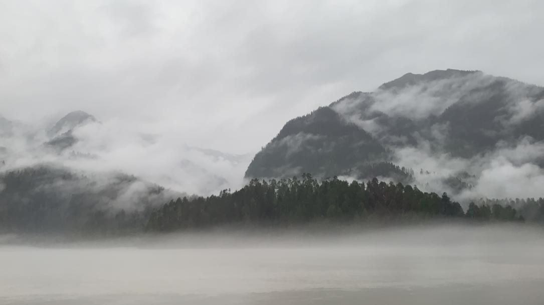 （去往巴卡村沿途的風(fēng)景仿佛一幅水墨畫(huà) 央視網(wǎng)記者 王靜遠(yuǎn) 攝）