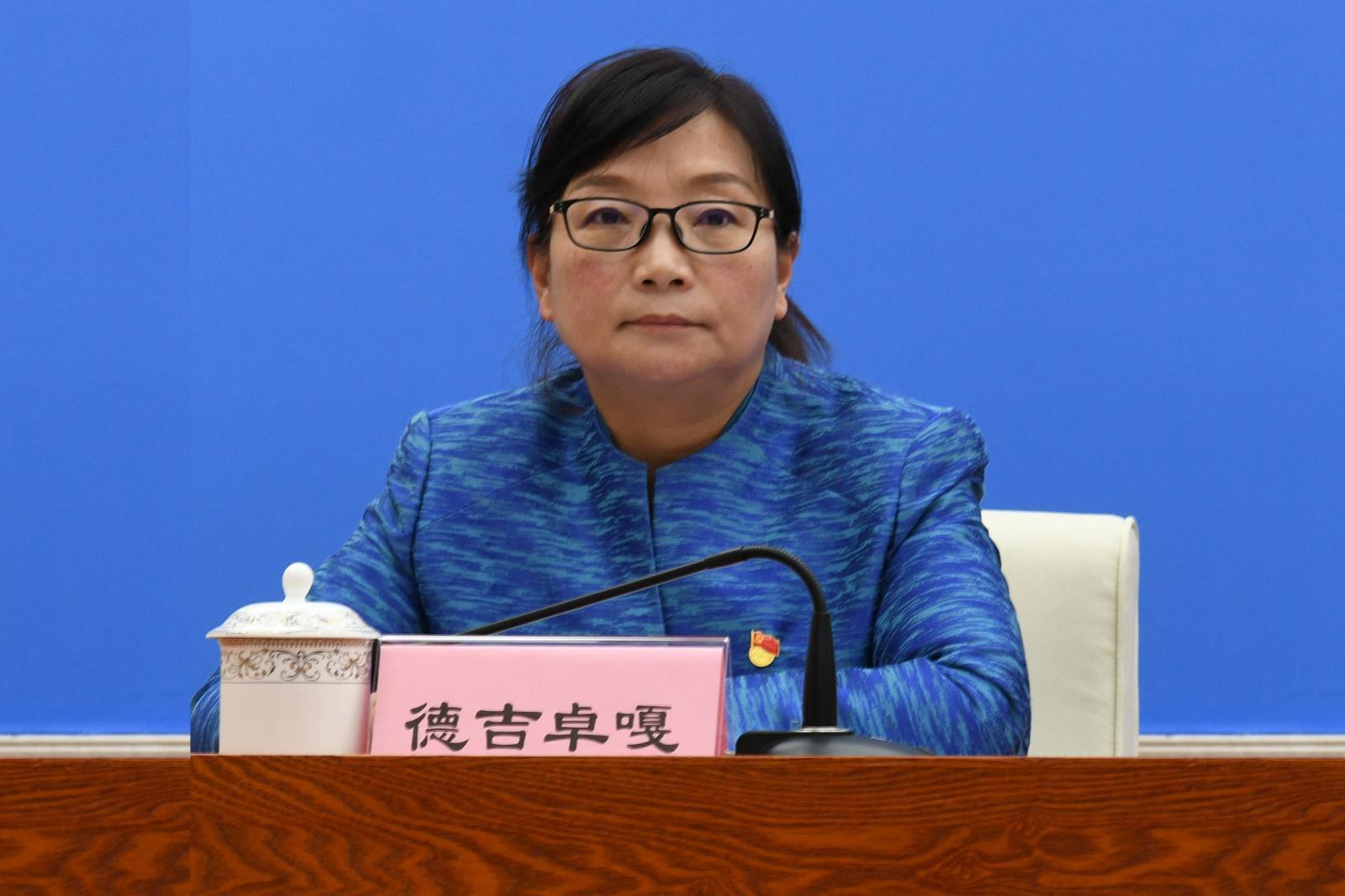 主持人：自治區(qū)黨委宣傳部副部長、自治區(qū)政府新聞辦主任 德吉卓嘎.jpg