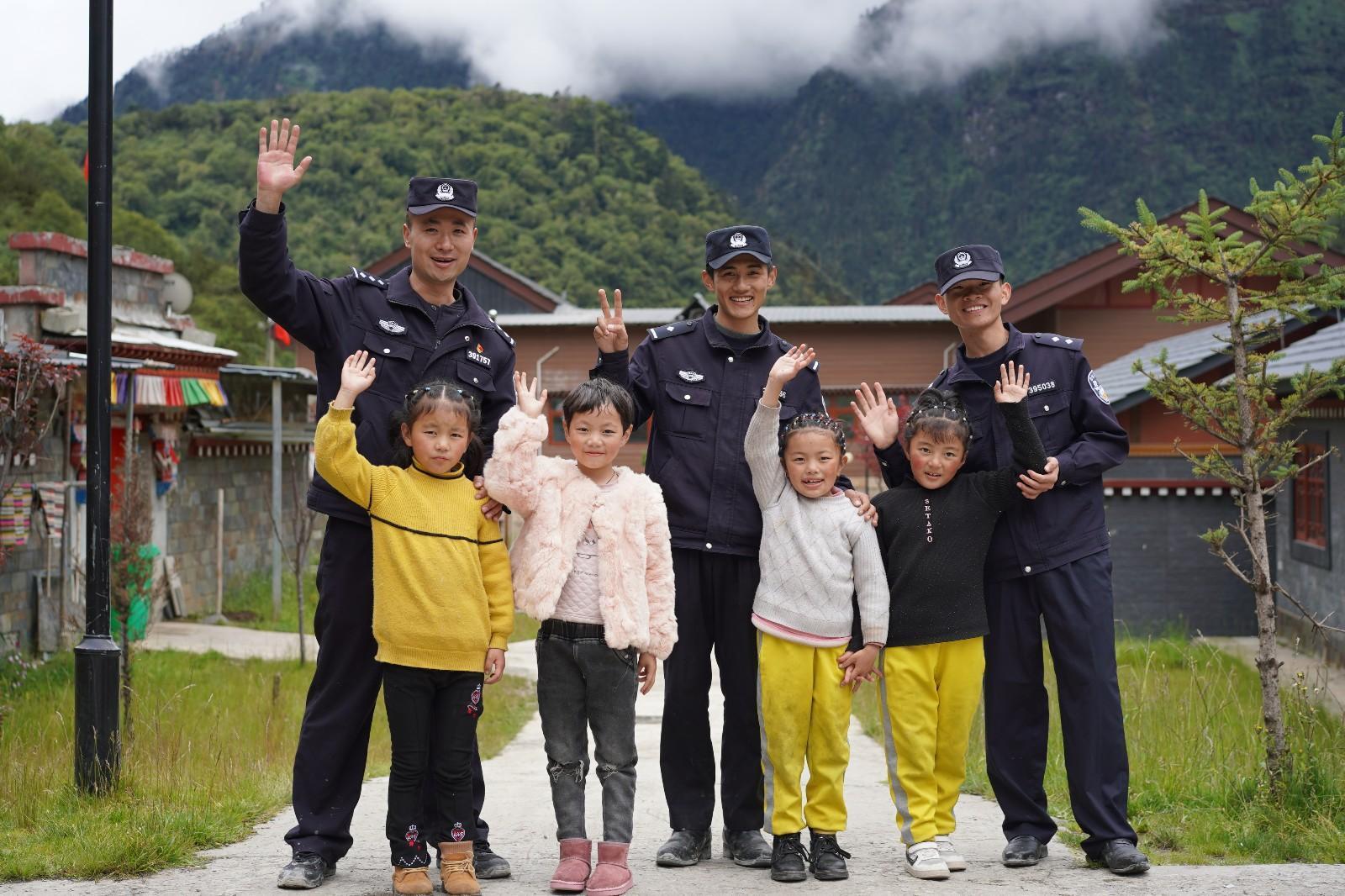 5 圖為玉麥邊境派出所民警在轄區(qū)走訪期間，與轄區(qū)兒童合影.jpg