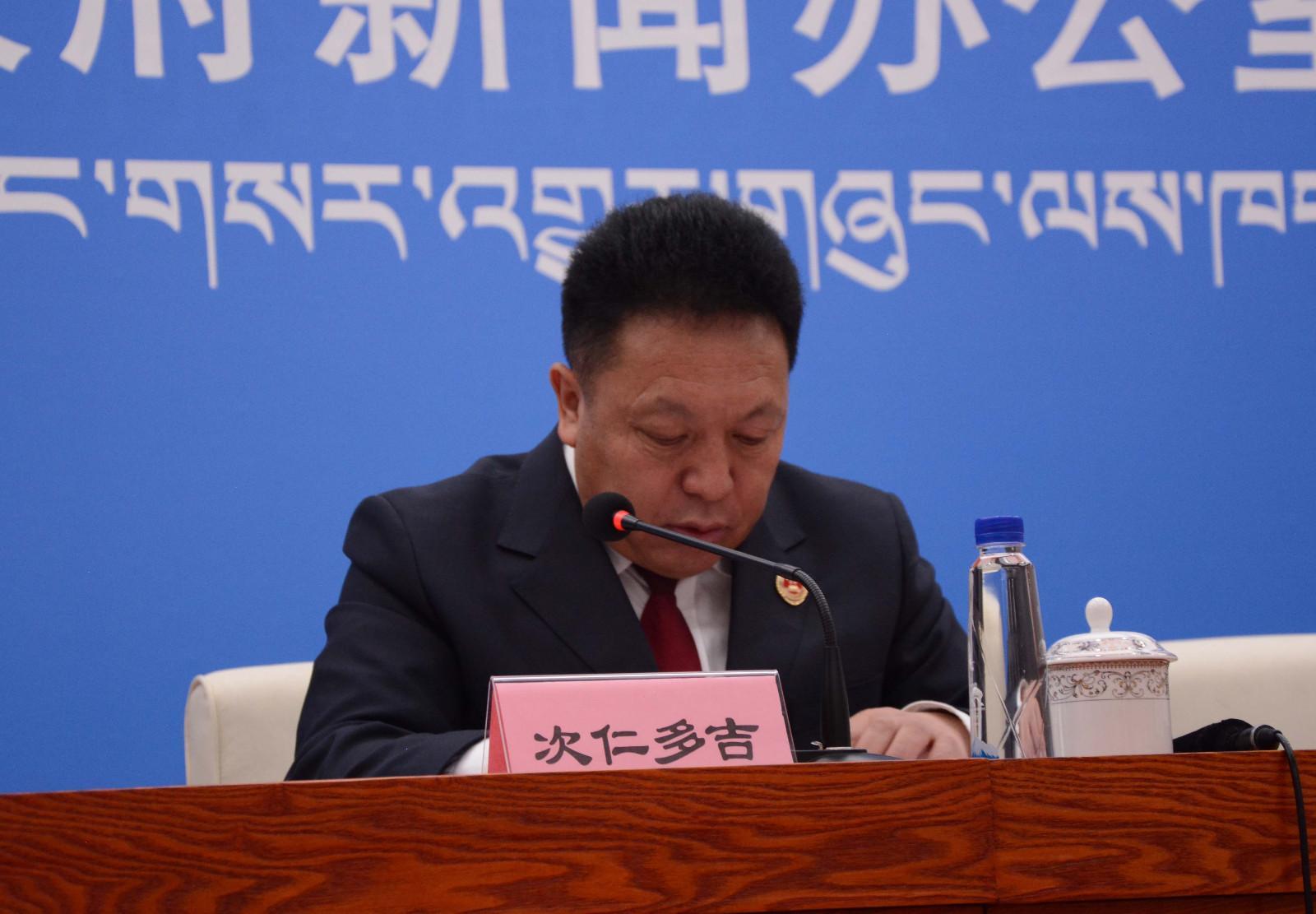 新聞發(fā)言人：自治區(qū)檢察院第二檢查部主任、三級高級檢察官 次仁多吉.JPG
