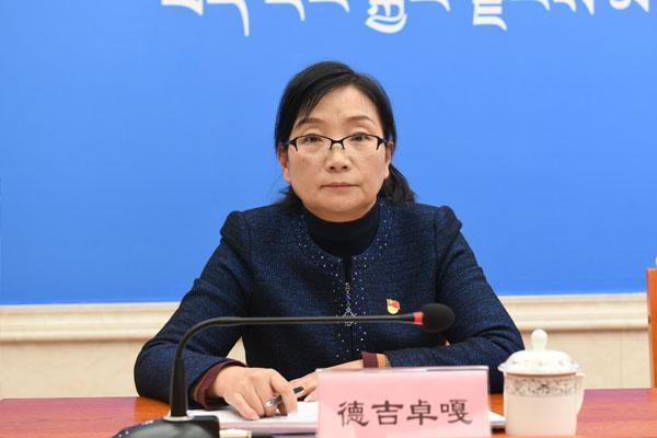 主持人：自治區(qū)黨委宣傳部副部長、自治區(qū)人民政府新聞辦公室主任 德吉卓嘎.jpg