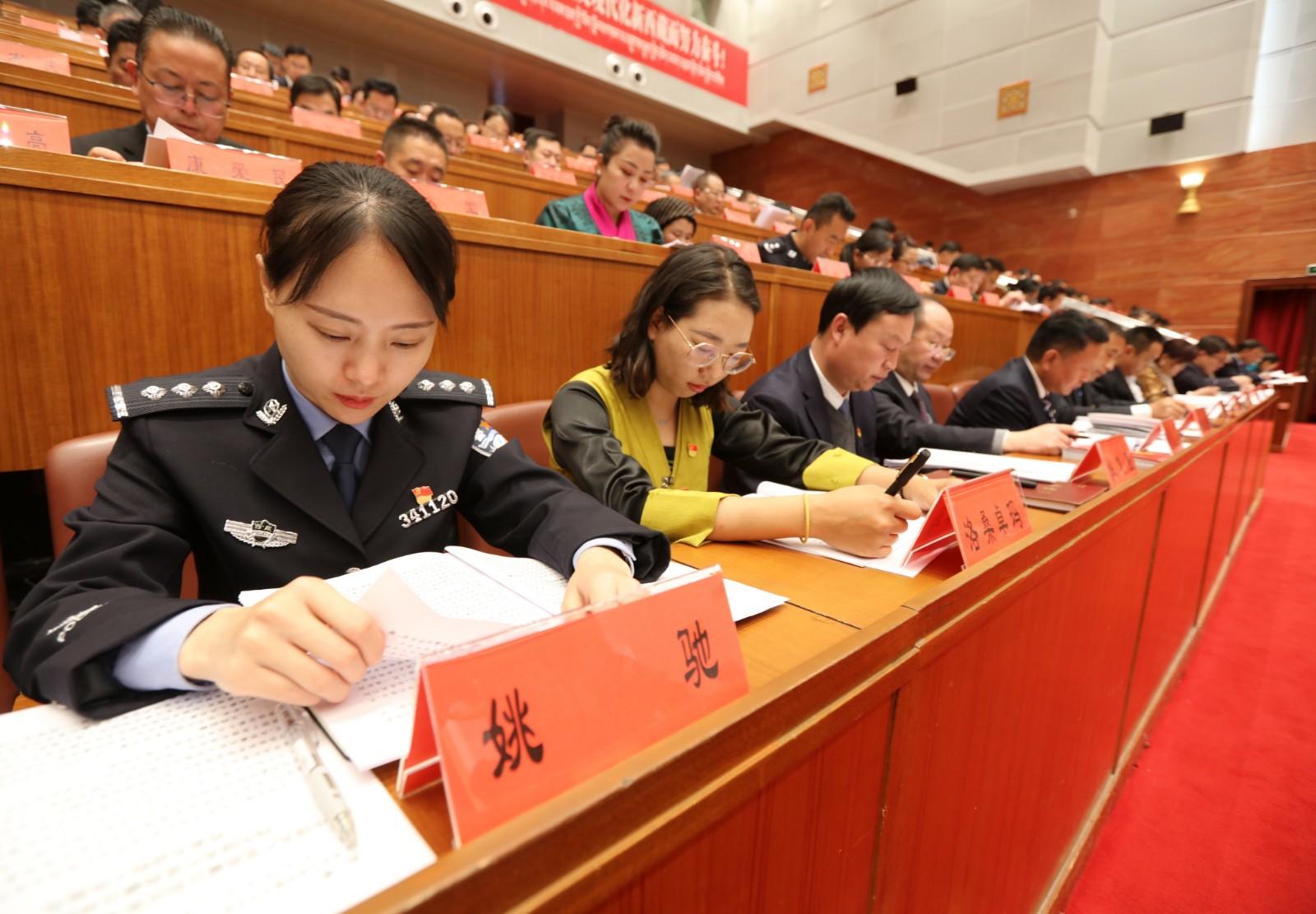 今后五年的主要奮斗目標(biāo)是：社會大局持續(xù)全面穩(wěn)定，反分裂斗爭牢牢掌握全局性主動，中華民族共同體意識深入人心，藏傳佛教中國化取得新進(jìn)展，經(jīng)濟(jì)發(fā)展保持良好勢頭，城鄉(xiāng)居民人均可支配收入達(dá)到或超過全國平均水平，基本公共服務(wù)主要指標(biāo)接近全國平均水平，生態(tài)文明制度體系更加健全，國邊防戰(zhàn)略保障能力全面提升，全面從嚴(yán)治黨向縱深推進(jìn)，黨在西藏的執(zhí)政基礎(chǔ)更加堅(jiān)實(shí)。圖為代表們認(rèn)真聆聽報(bào)告。