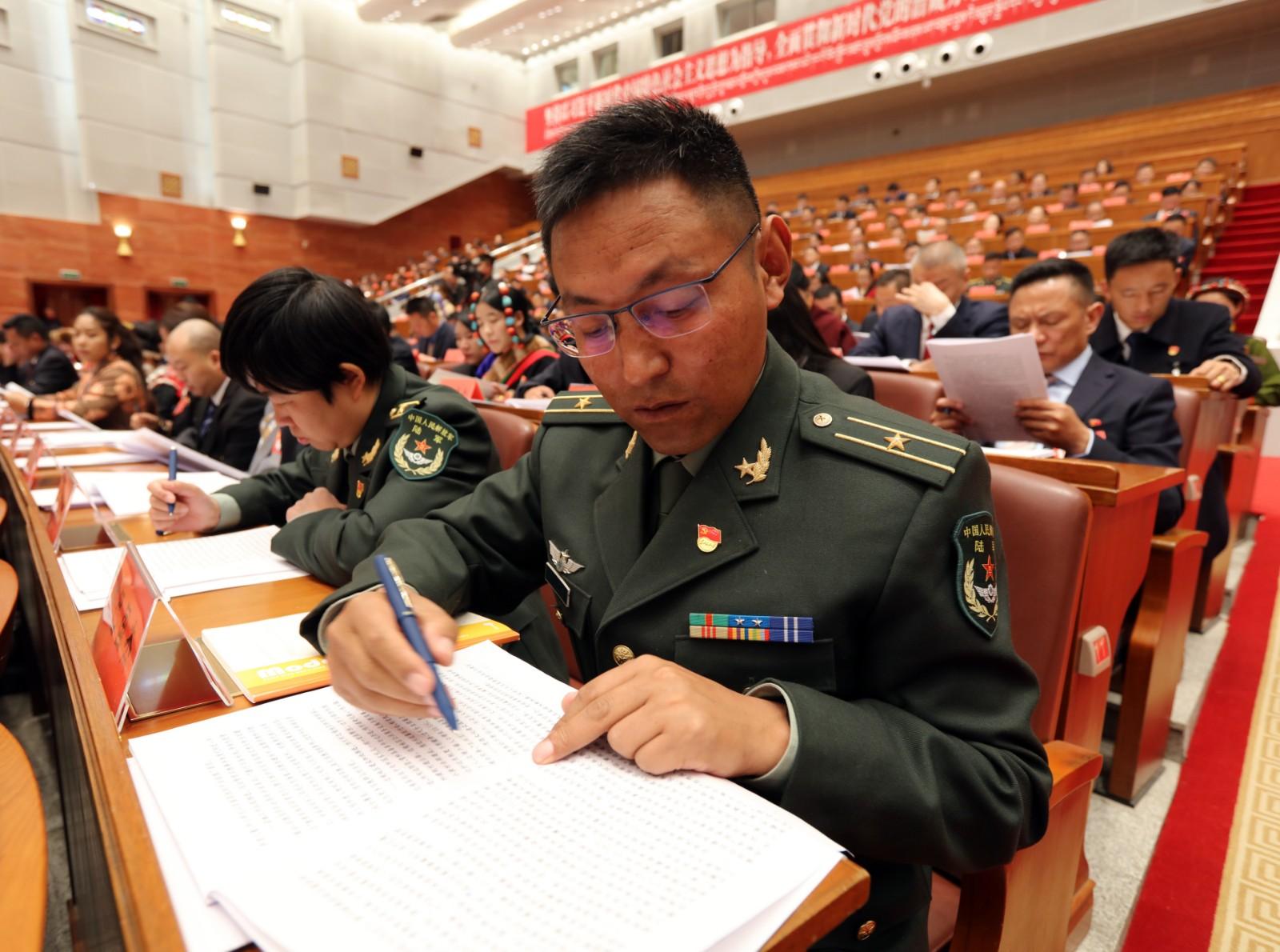過去的五年，西藏自治區(qū)各項(xiàng)事業(yè)取得全方位進(jìn)步、歷史性成就，“兩個(gè)維護(hù)”更加堅(jiān)定，社會大局持續(xù)穩(wěn)定向好，經(jīng)濟(jì)健康快速發(fā)展，人民生活水平全面提高，生態(tài)安全屏障日益堅(jiān)實(shí)，中華民族共同體意識不斷鑄牢，宗教工作扎實(shí)推進(jìn)，邊境地區(qū)建設(shè)加快推進(jìn)，思想文化建設(shè)成效明顯，民主法治不斷加強(qiáng)，黨的建設(shè)開創(chuàng)新局面。圖為黨代表認(rèn)真做筆記。