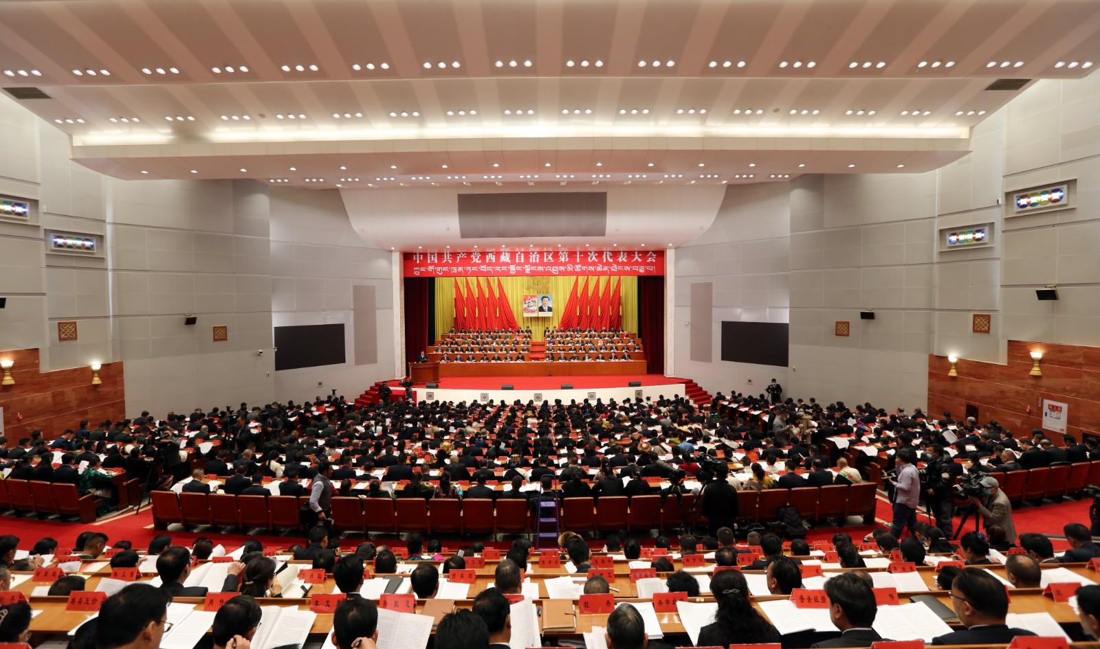 27日上午，中國共產(chǎn)黨西藏自治區(qū)第十次代表大會在西藏人民會堂隆重開幕。大會主題是：堅(jiān)持以習(xí)近平新時(shí)代中國特色社會主義思想為指導(dǎo)，全面貫徹新時(shí)代黨的治藏方略，牢記領(lǐng)袖囑托、踐行初心使命，為建設(shè)團(tuán)結(jié)富裕文明和諧美麗的社會主義現(xiàn)代化新西藏而努力奮斗。圖為大會現(xiàn)場。