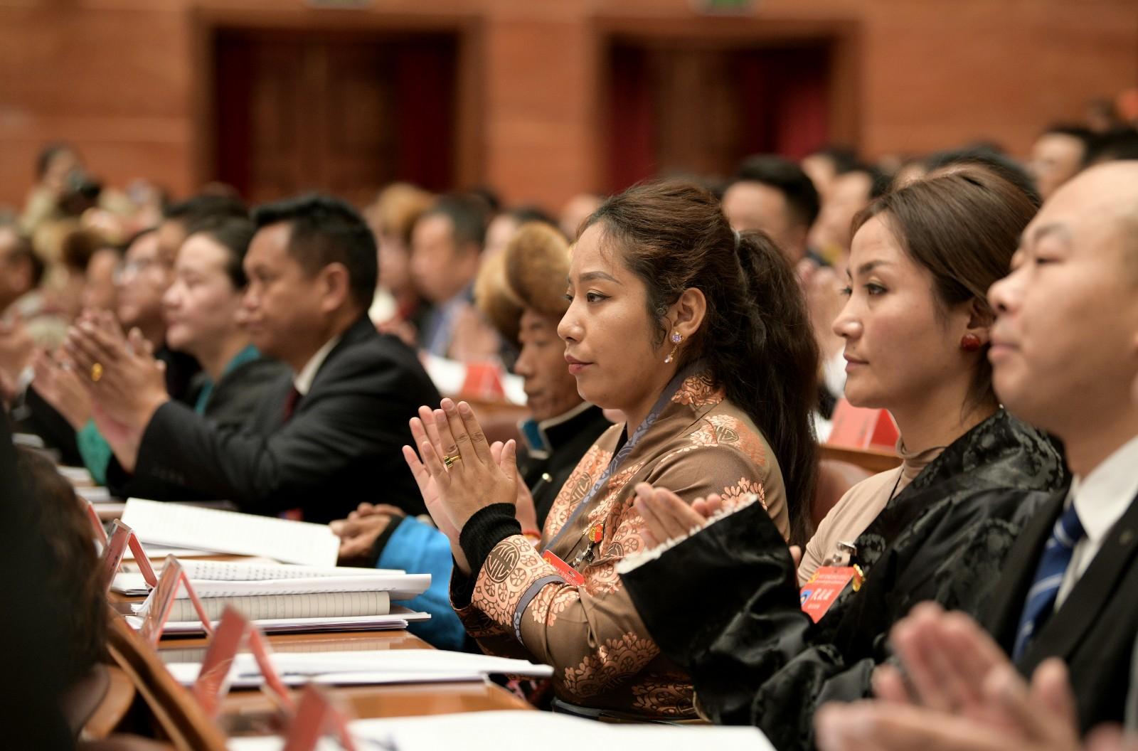 掌聲，表達(dá)著代表的心聲，傳遞著人民的心愿。