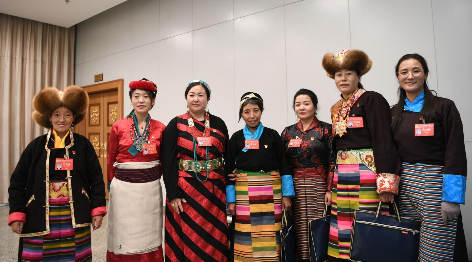 圖為山南代表團(tuán)的代表們在會議間隙合影留念。
