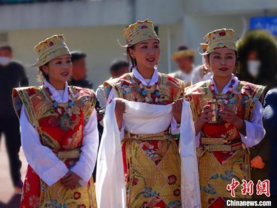 圖為身著節(jié)日盛裝的藏族姑娘?！∪轿木?攝