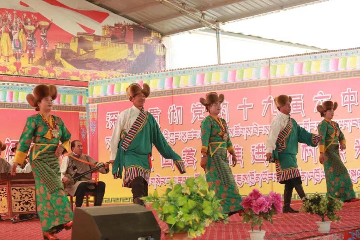 龍德慶區(qū)東嘎街道桑木社區(qū)舉辦了首屆藏年花文化藝術(shù)節(jié)。藝術(shù)節(jié)在桑木社區(qū)藏年花群眾藝術(shù)隊(duì)表演中正式拉開(kāi)序幕。圖為桑木社區(qū)首屆藏年花文化藝術(shù)節(jié)上，桑木社區(qū)文藝隊(duì)在表演節(jié)目。