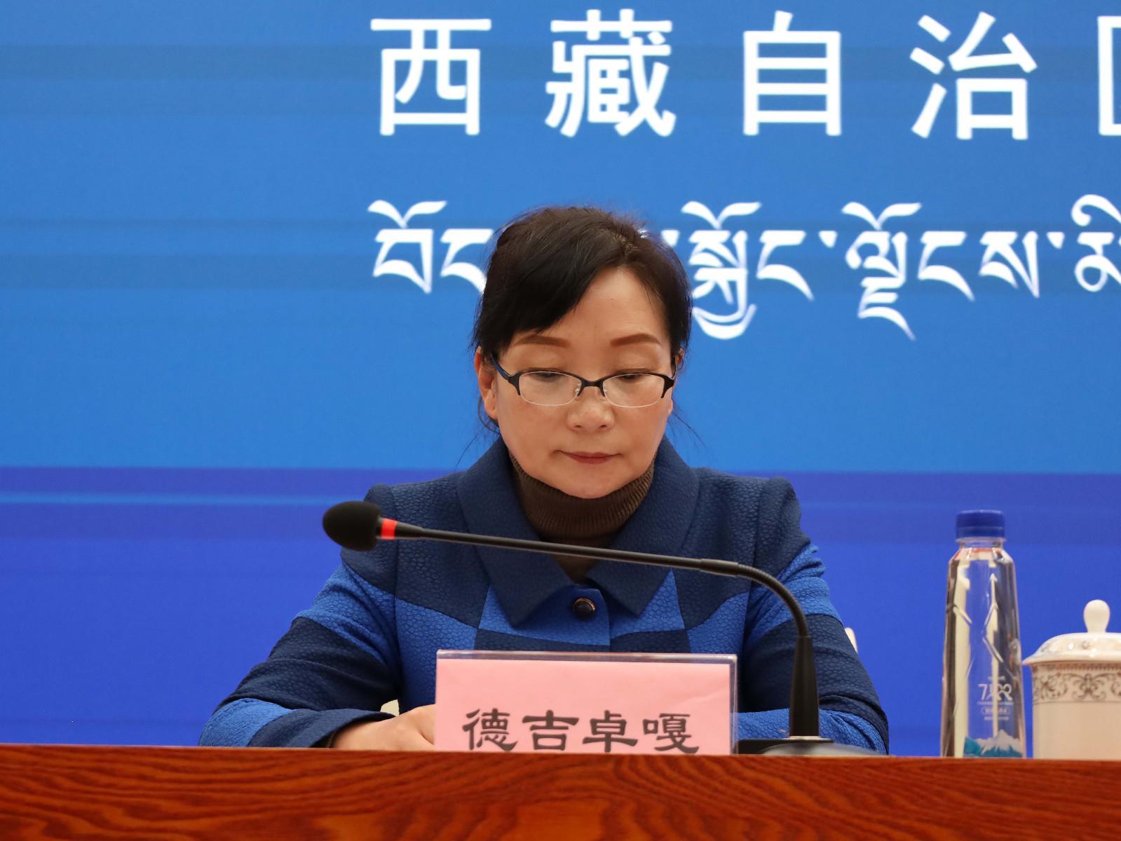主持人：區(qū)黨委宣傳部副部長、區(qū)政府新聞辦主任 德吉卓嘎.JPG