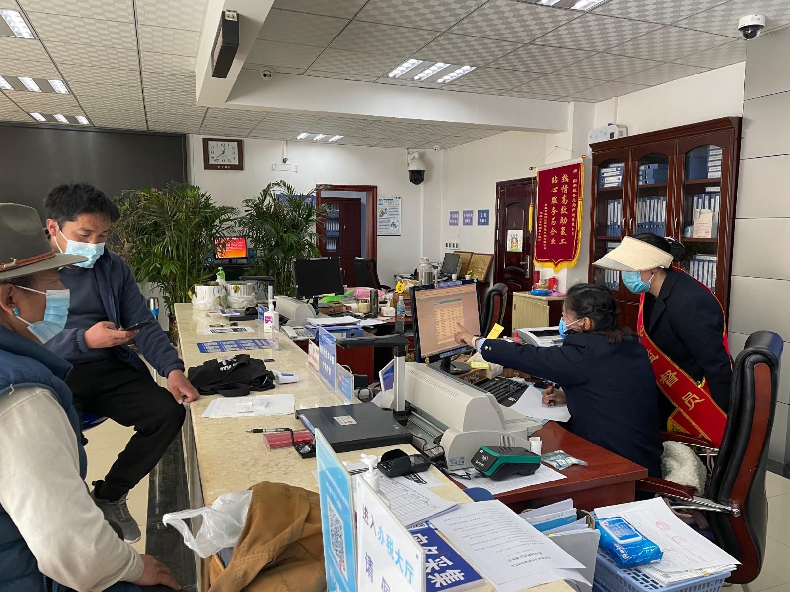 圖為特約監(jiān)督員現(xiàn)場體驗辦稅全過程.jpg