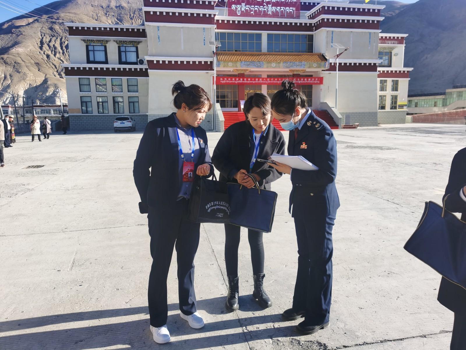 圖為稅費宣傳走進兩會會場.jpg
