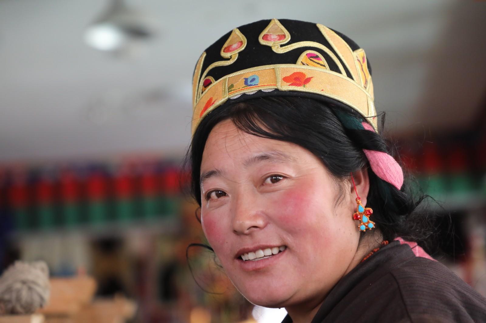 通過(guò)不懈努力，朗瑕傳統(tǒng)針織加工專業(yè)合作社獲得國(guó)家扶持資金100萬(wàn)元，加上合作社自籌資金70萬(wàn)元，改擴(kuò)建了500平方米的廠房。改建后的廠房既能加工、生產(chǎn)、銷(xiāo)售，還能組織技能培訓(xùn)，經(jīng)營(yíng)的產(chǎn)品包括藏裝、氆氌、藏包、藏帽、藏皮靴等工藝品和旅游產(chǎn)品，產(chǎn)品遠(yuǎn)銷(xiāo)區(qū)內(nèi)外。