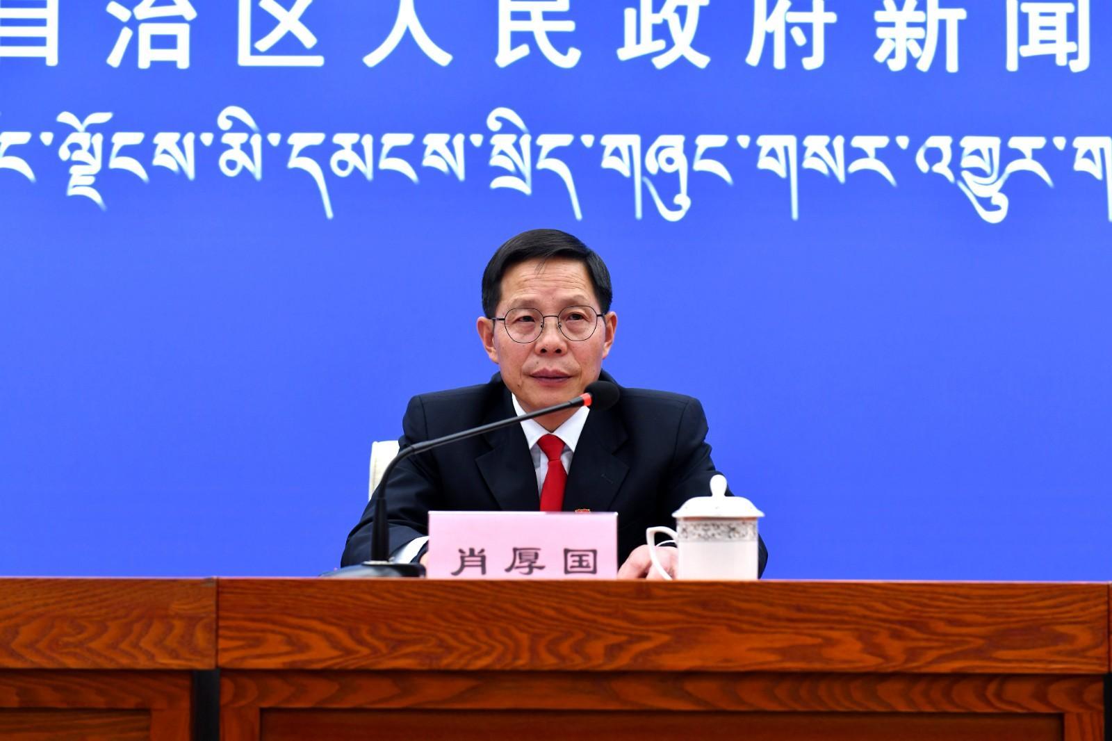 新聞發(fā)言人：自治區(qū)財(cái)政廳二級(jí)巡視員 肖厚國.jpg