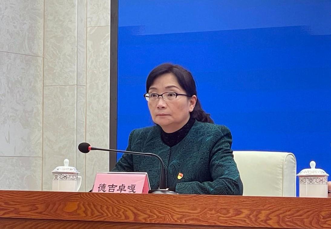 主持人 自治區(qū)黨委宣傳部副部長、區(qū)政府新聞辦主任 德吉卓嘎.jpg