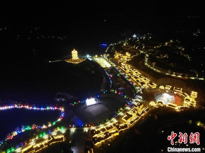 航拍阿妹戚托小鎮(zhèn)夜景?！∈〗?攝