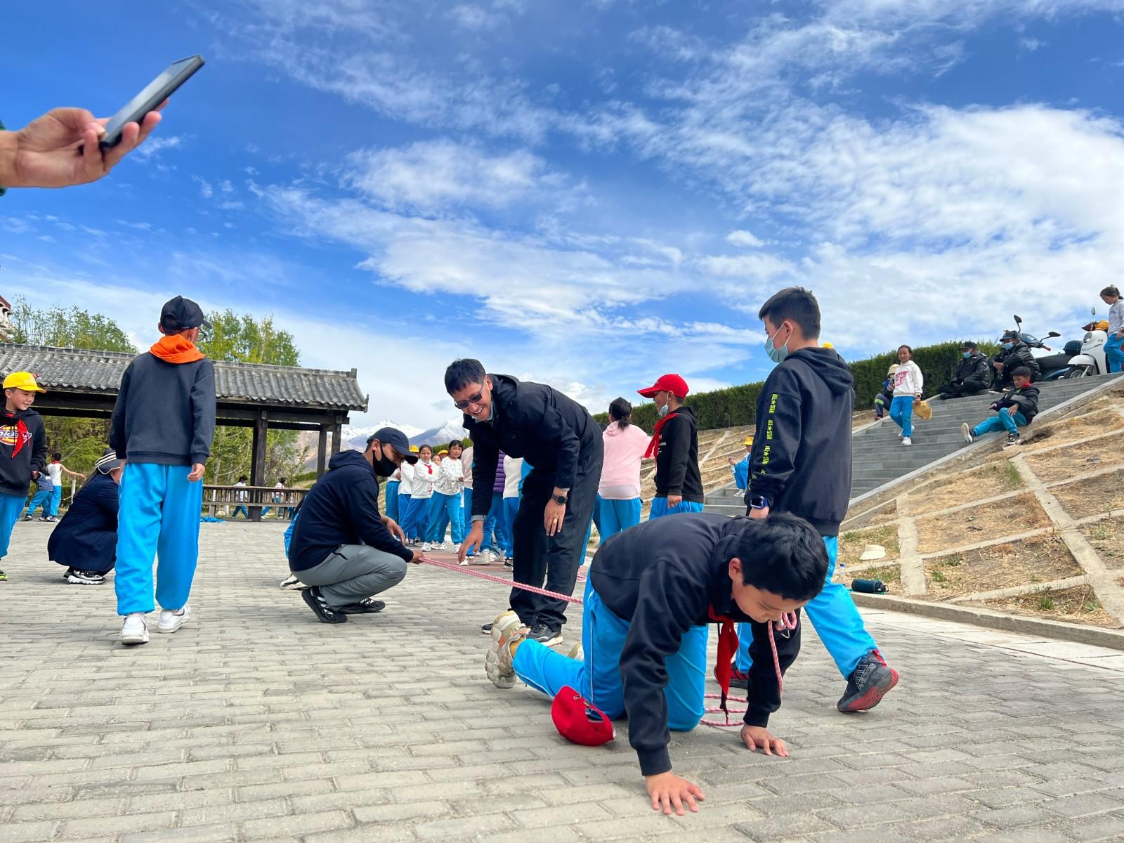 隨著“六一”兒童節(jié)、端午節(jié)及暑假的到來，外出游玩的小孩逐漸增多，特種設(shè)備使用頻率增高，安全風險隨之加大。圖為拉薩市第一小學學生們在老師的帶領(lǐng)下開展拔河比賽。