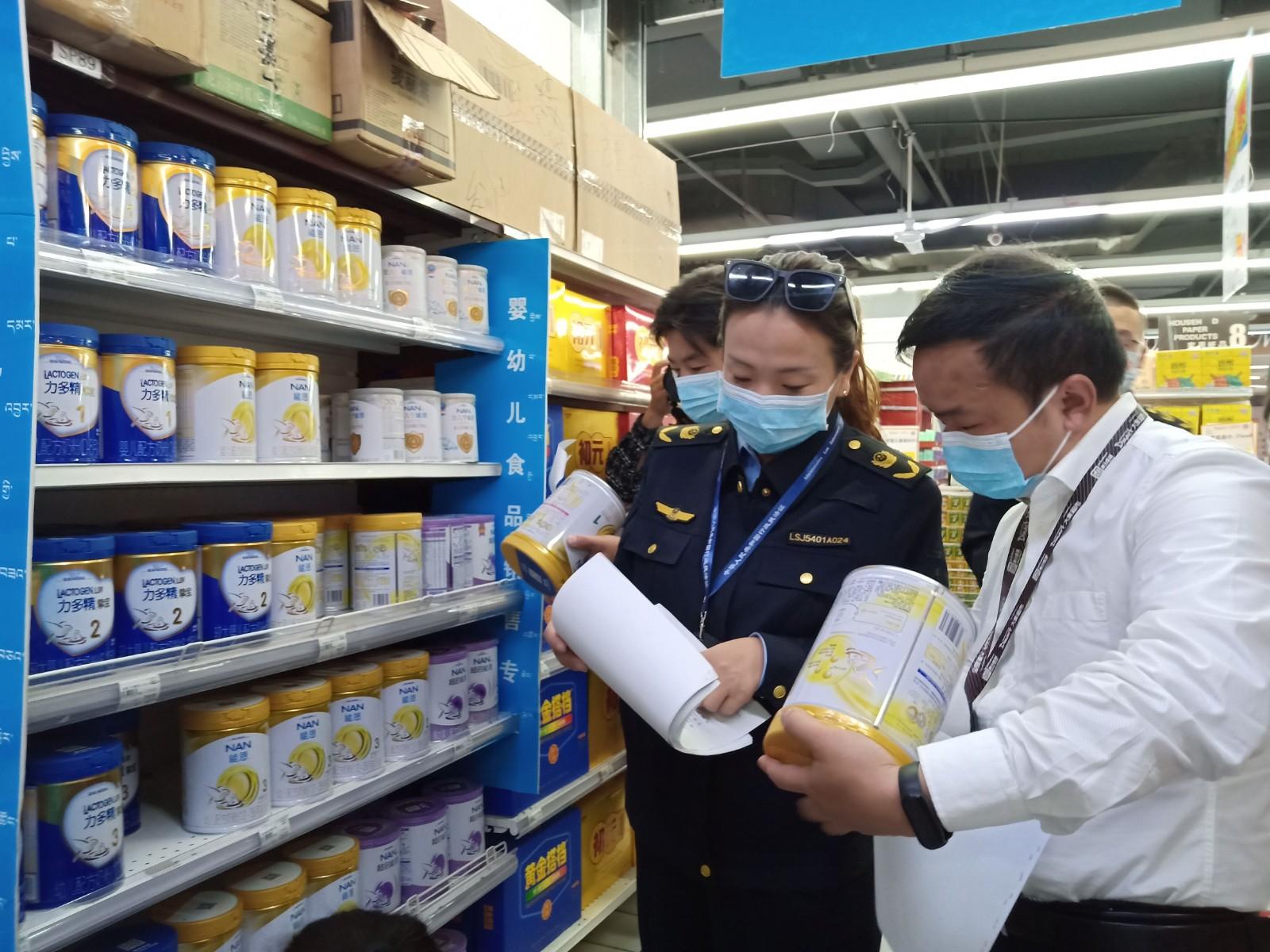 為全力守護好少年兒童的生命健康安全和合法權(quán)益，拉薩市市場監(jiān)督管部門不僅督查游樂設(shè)施設(shè)備，還對兒童的食品進行大檢查，提升轄區(qū)特殊食品安全水平。圖為執(zhí)法人員對奶粉進行檢查。