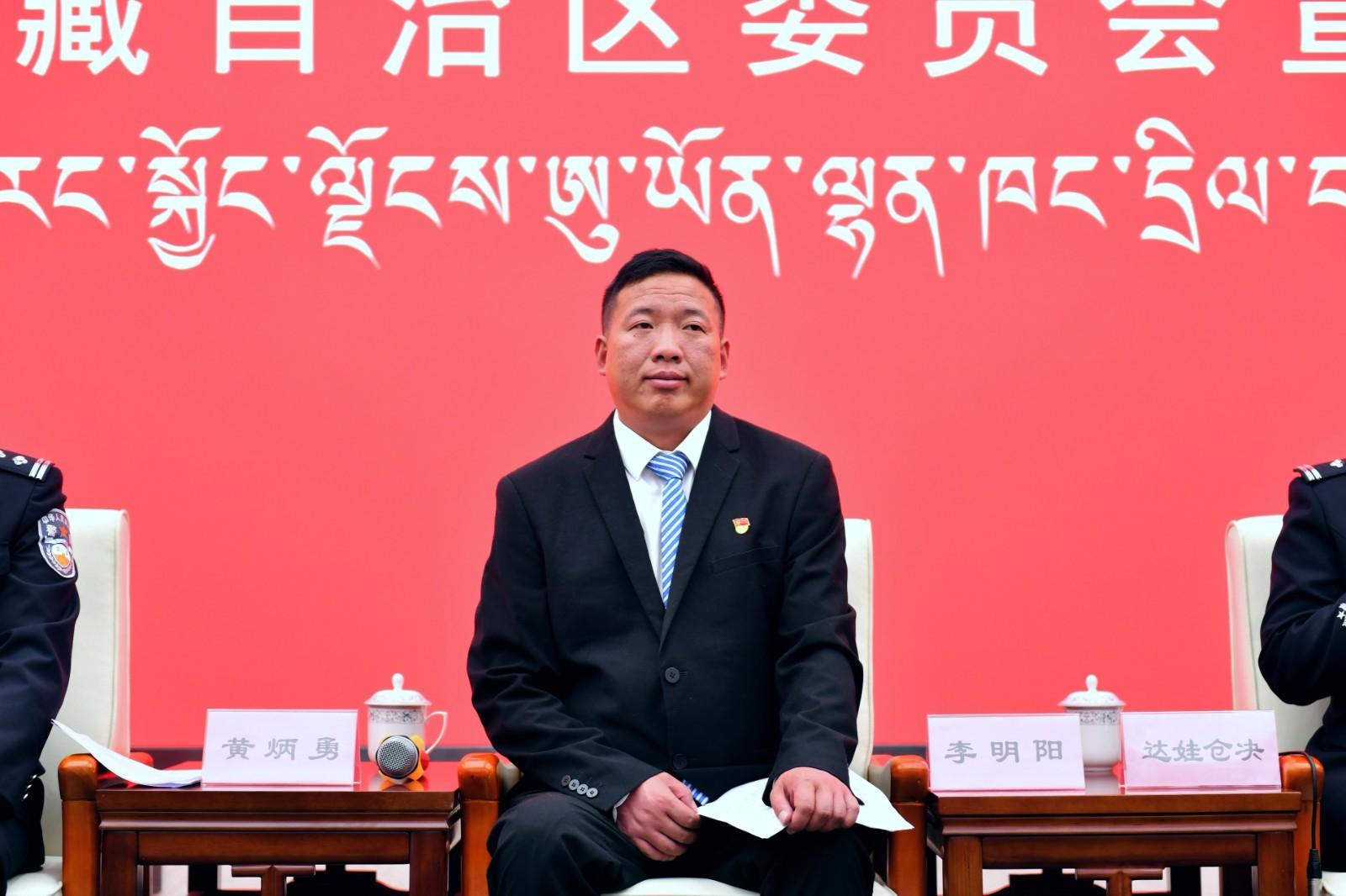 新聞發(fā)言人：日喀則市崗巴縣委常委、崗巴鎮(zhèn)黨委書記李明陽 .jpg
