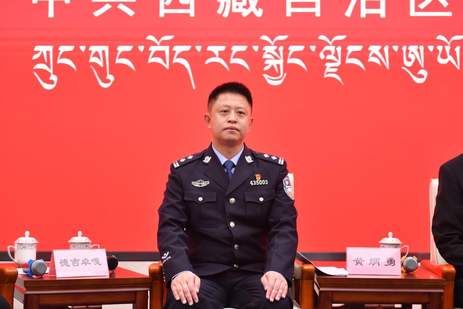 新聞發(fā)言人：林芝市波密縣公安局黨委副書記、政委、機關(guān)第一黨支部書記、四級高級警長黃炳勇.jpg