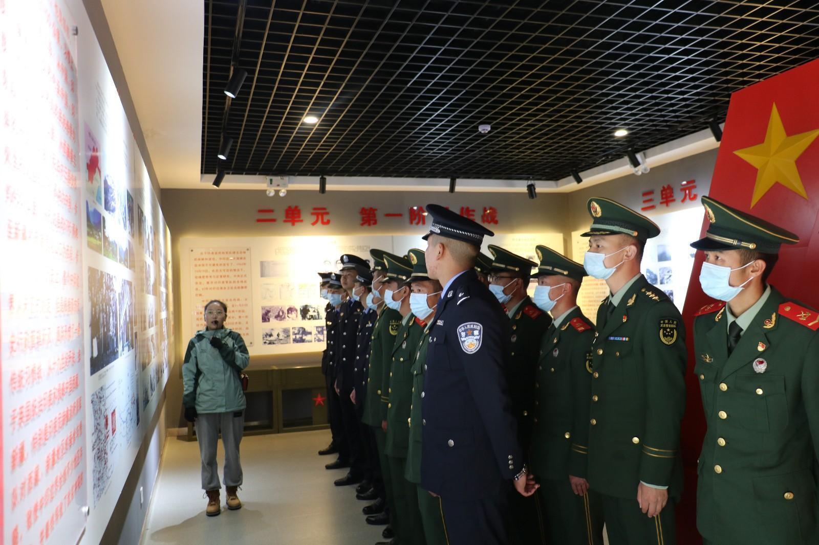 5 圖為錯(cuò)那邊境檢查站民警與錯(cuò)那縣武警中隊(duì)官兵共同在對(duì)印自衛(wèi)反擊戰(zhàn)前沿指揮所舊址陳列館瞻仰革命先烈的光榮事跡，重溫對(duì)敵斗爭(zhēng)的光輝歷史   李啟書(shū)  攝.jpg
