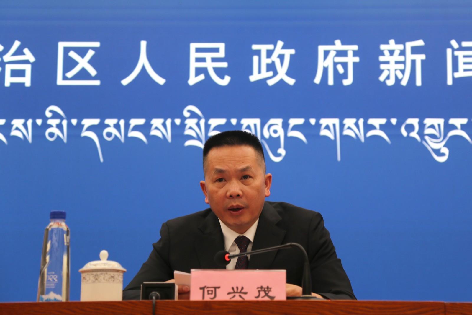 新聞發(fā)言人：區(qū)人社廳黨組成員、副廳長 何興茂.jpg