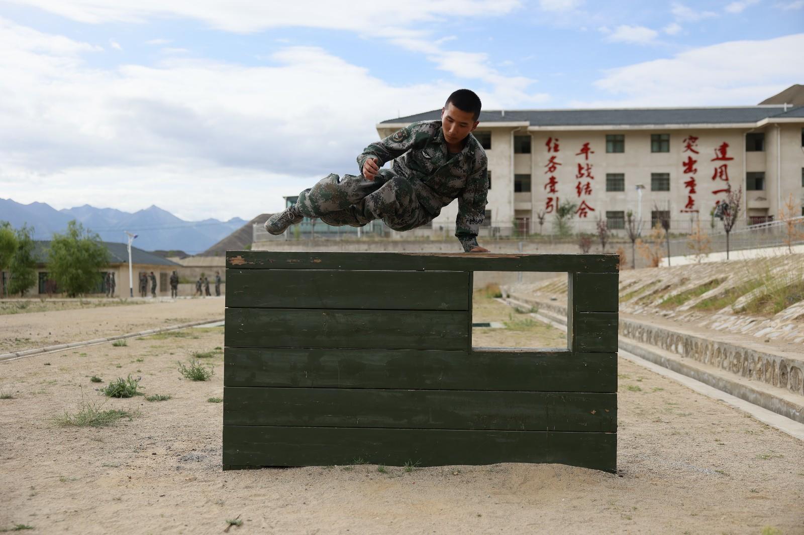 圖二（官兵正在進(jìn)行400米障礙訓(xùn)練）拍攝者：吳奎.JPG