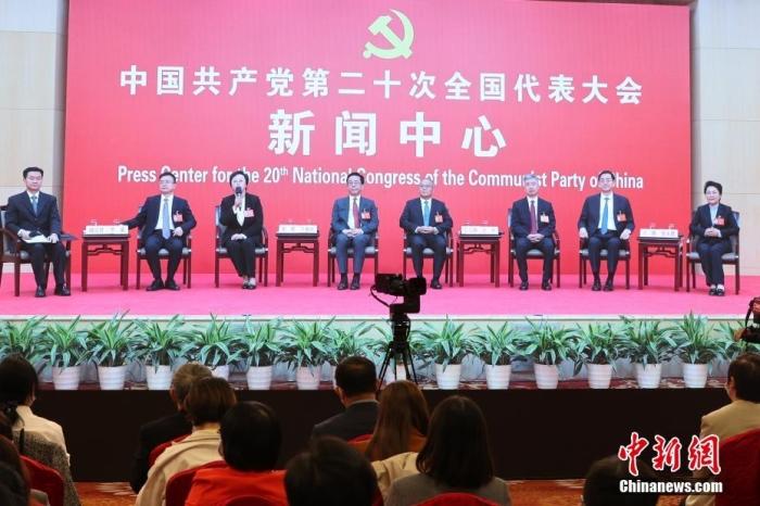 10月19日，中國(guó)共產(chǎn)黨第二十次全國(guó)代表大會(huì)新聞中心舉行集體采訪。重慶、四川、貴州、云南、西藏、陜西、甘肅代表團(tuán)新聞發(fā)言人出席，介紹代表團(tuán)學(xué)習(xí)討論二十大報(bào)告情況，并回答記者提問。圖為分會(huì)場(chǎng)。 中新社記者 蔣啟明 攝