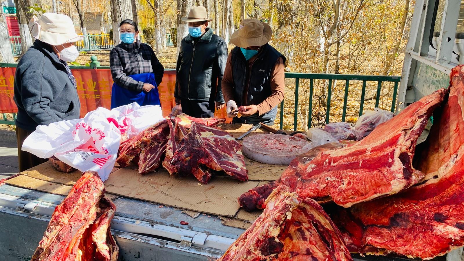 圖為市民正在買(mǎi)牛肉，本報(bào)記者 格桑倫珠攝(3737723)-20221201105107(1).jpg