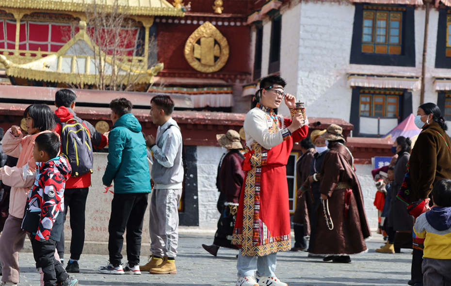 觀光休閑游、溫泉康養(yǎng)游、文化體驗(yàn)游……隨著第五輪“冬游西藏”活動(dòng)的開啟，一條條精品旅游線路相繼推出，冬日暖陽、極致藍(lán)冰、觀鳥追星等一張張嶄新的旅游名片，在這個(gè)冬季持續(xù)激發(fā)我區(qū)旅游市場(chǎng)活力，助力我區(qū)旅游市場(chǎng)快速回暖復(fù)蘇。圖為穿上藏裝的游客在八廓街上拍寫真。記者 索朗扎西 攝