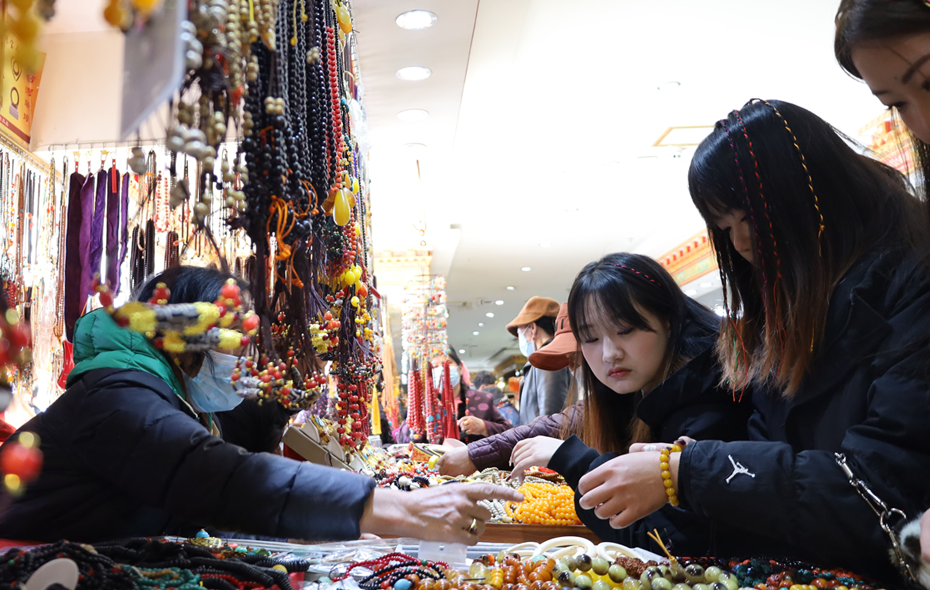 與此同時(shí)，自治區(qū)旅游發(fā)展廳挖掘推出藍(lán)冰盛宴、賞湖看山等一系列旅游新產(chǎn)品，并培育西藏旅游第二增長(zhǎng)極的日喀則環(huán)珠峰旅游創(chuàng)新發(fā)展定位，進(jìn)一步擴(kuò)大我區(qū)旅游影響力，激發(fā)我區(qū)旅游市場(chǎng)活力。圖為游客購(gòu)買旅游產(chǎn)品。記者 索朗扎西 攝
