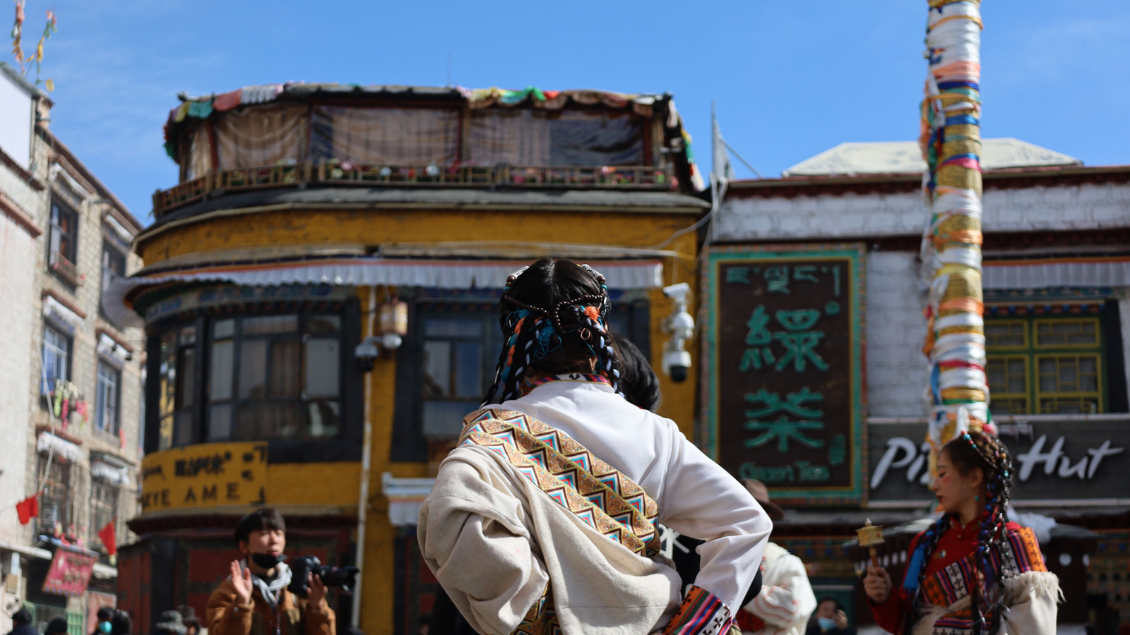 “冬游西藏”期間，除寺廟景區(qū)外，全區(qū)所有景區(qū)免費(fèi)游覽；給予援藏抗疫人員終身享受西藏全境游免門票政策；三星級(jí)（含三星級(jí)）以上賓館（飯店）及國(guó)際品牌、精品酒店執(zhí)行淡季價(jià)格，各航空公司機(jī)票亦執(zhí)行淡季價(jià)格。圖為穿上藏裝的游客在八廓街上拍寫真。記者 索朗扎西 攝