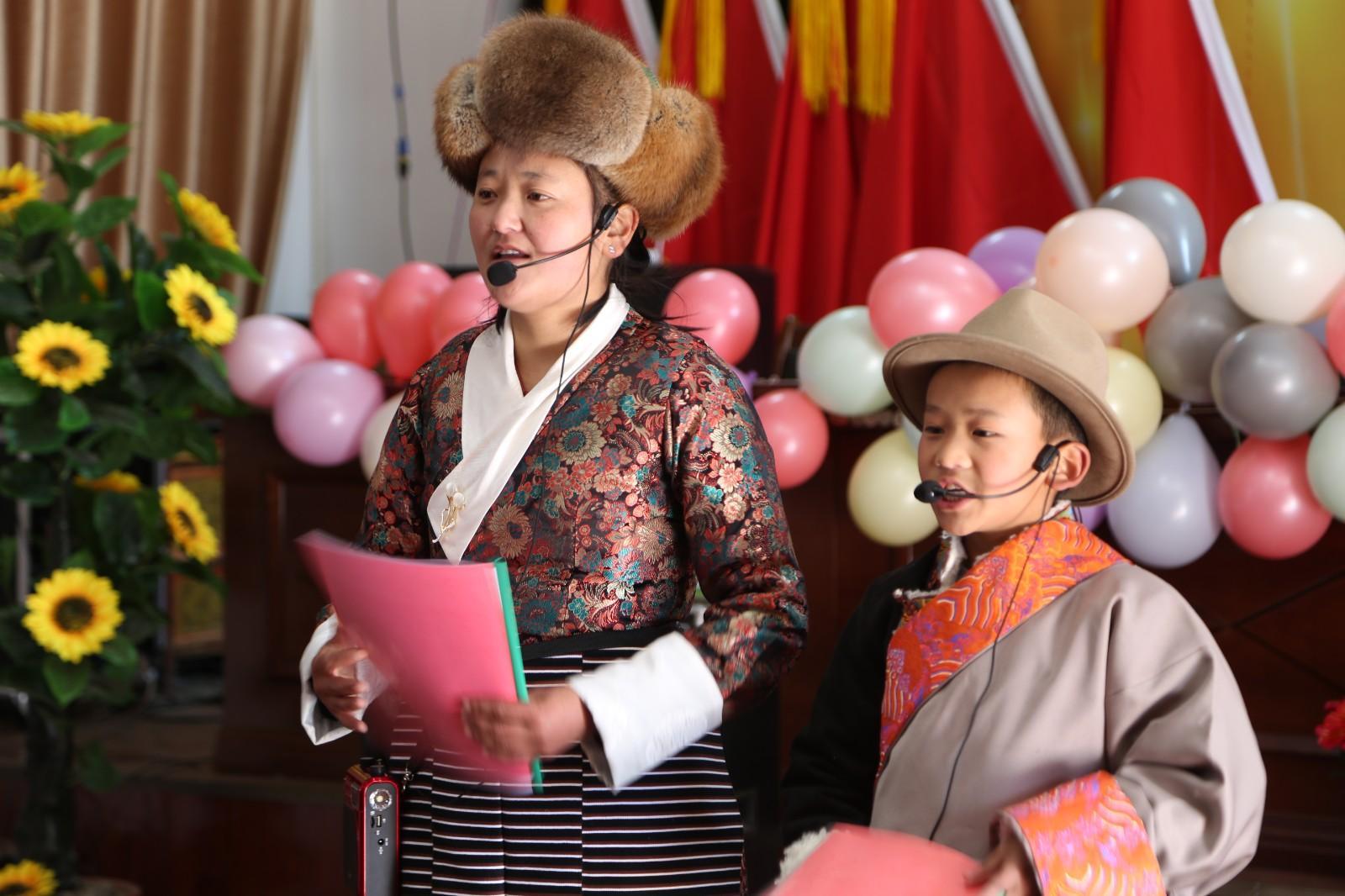 圖為久河村旦增阿旺小朋友正在和家人參加活動.JPG