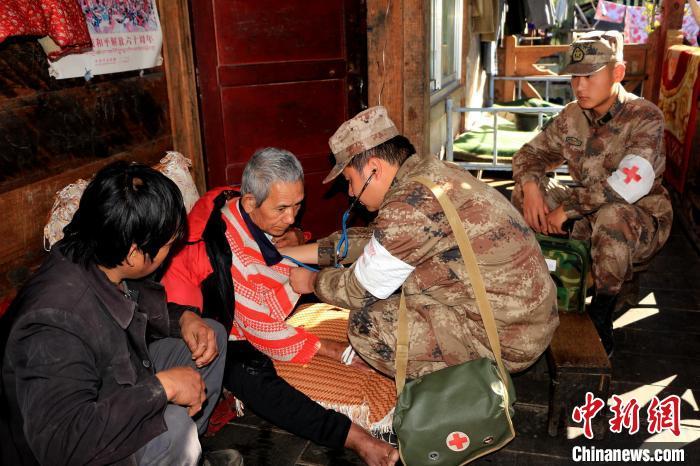 資料圖為墨脫邊防官兵為行動(dòng)不便的民眾免費(fèi)巡診?！●R軍供圖