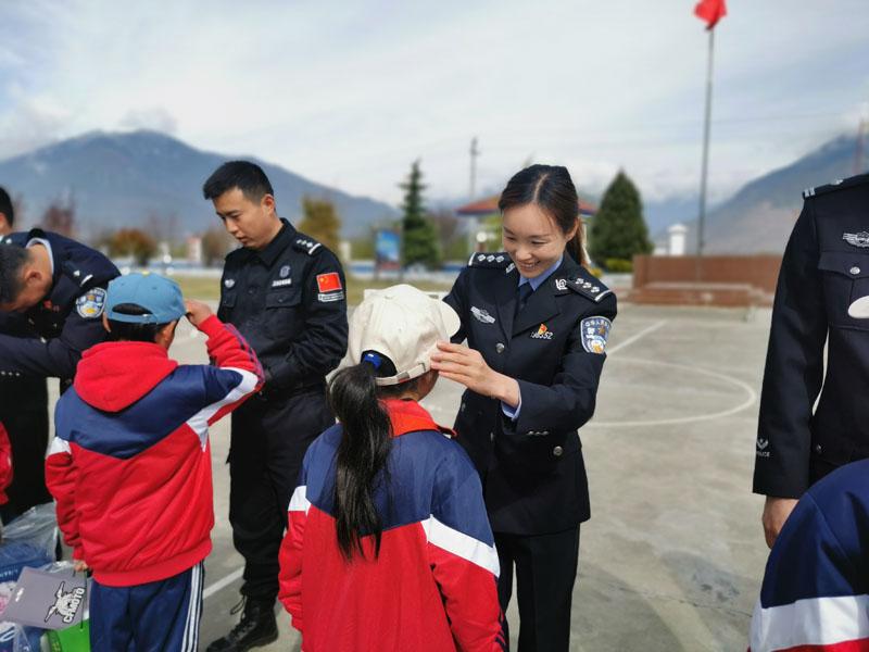 羌納邊境派出所民警為結(jié)對幫扶對象發(fā)放生活(5184801)-20230510142022.jpg