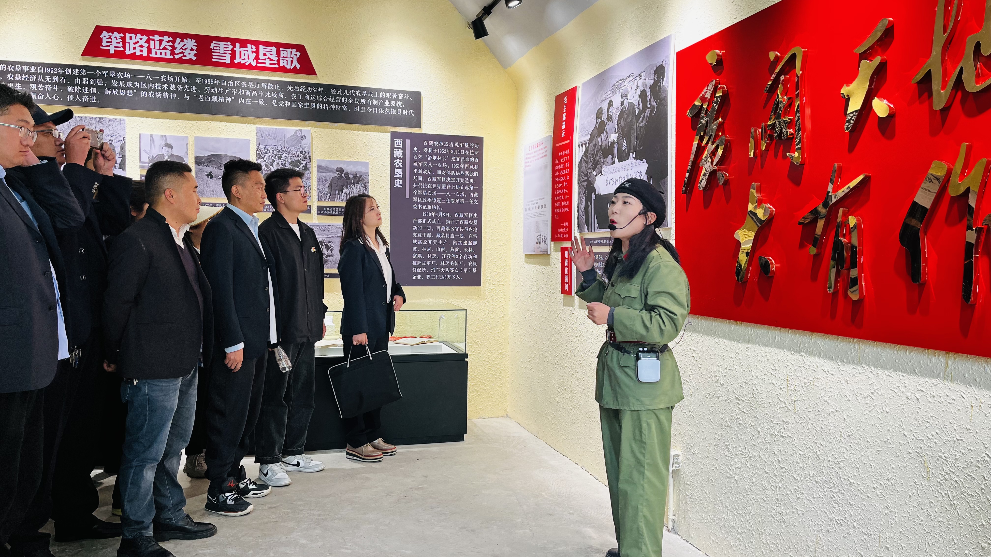 圖為瓊結(jié)縣黨務(wù)工作者在林周農(nóng)場參觀.jpg