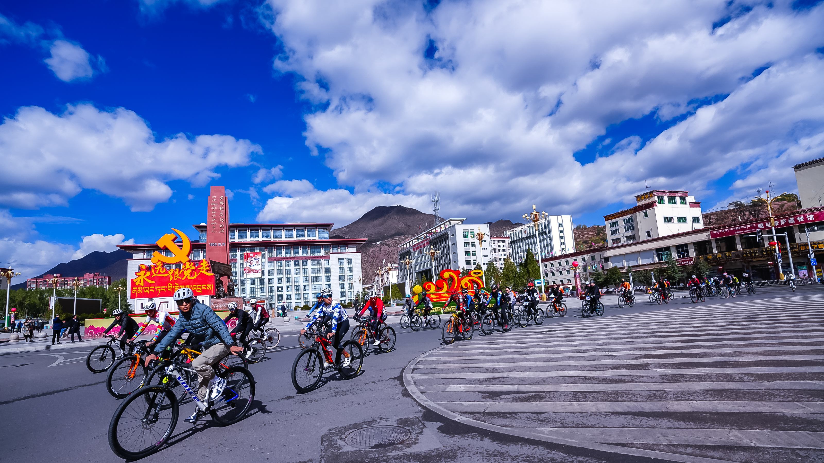本次比賽設置市區(qū)歡樂騎和正賽兩部分。市區(qū)歡樂騎是環(huán)昌都市騎行，讓更多藏東人民領略騎行的魅力、健身的魅力。正賽則從如意鄉(xiāng)杜嘎村窮卡大橋出發(fā)，沿扎曲河左岸前行，途經日通藏醫(yī)院等地，到達谷布景區(qū)。一場山地自行車公開賽，把文化與旅游、體育和健身融合在一起，展示傳奇昌都的亮麗風采。