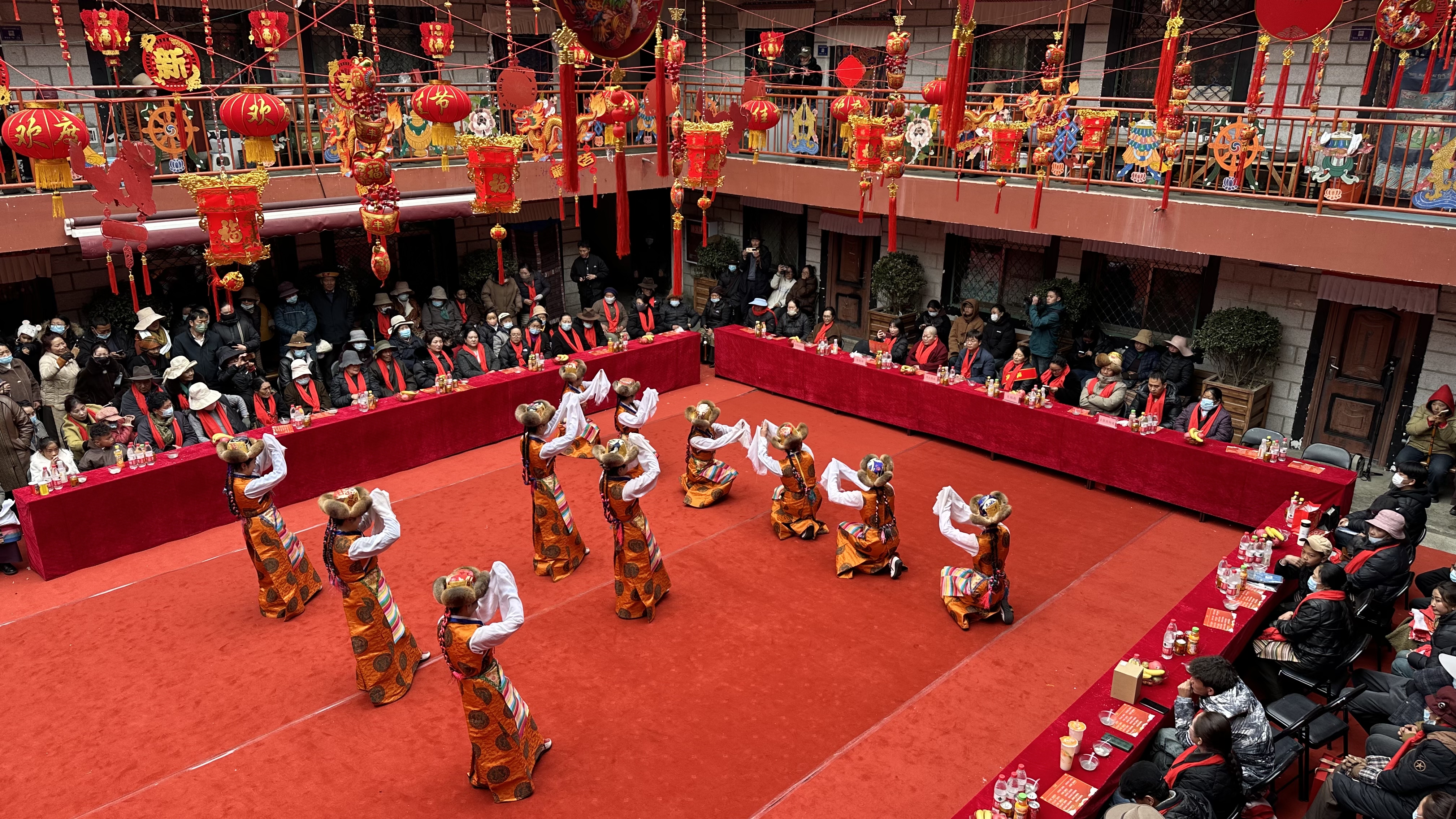 2月23日下午，由拉薩市委宣傳部、拉薩市文明辦、城關(guān)區(qū)文明委聯(lián)合主辦的“共聚元宵慶團(tuán)圓 同心共筑中國夢(mèng)”主題活動(dòng)在城關(guān)區(qū)吉崩崗街道德賽大院舉行?；顒?dòng)現(xiàn)場(chǎng)，各族群眾身著節(jié)日盛裝，歡聚一堂，一起包湯圓、猜燈謎、看表演，共迎元宵佳節(jié)。圖為群眾圍坐在一起觀看精彩的文藝表演。記者 格桑倫珠 卓瑪七林 攝