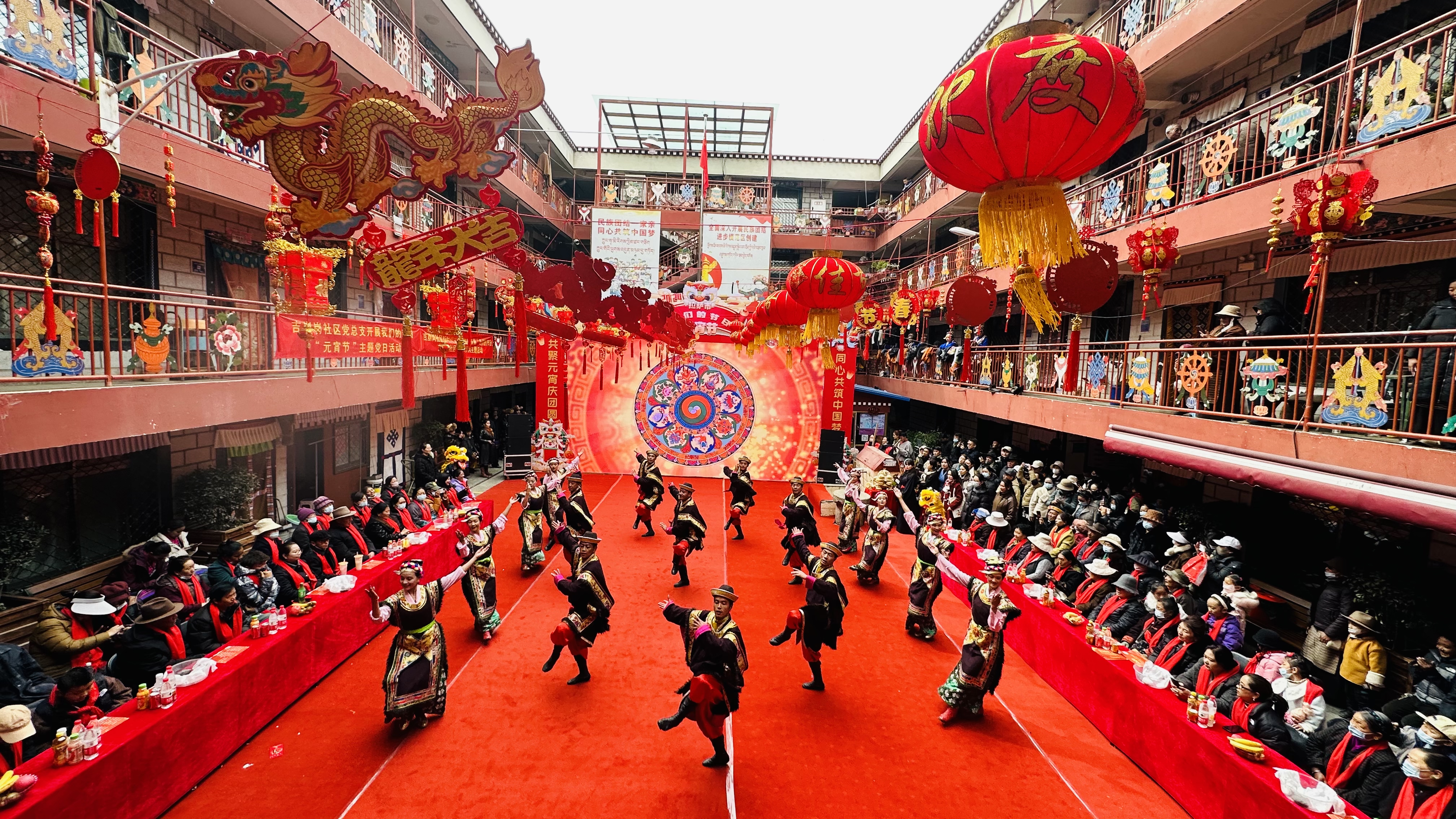 2月23日下午，由拉薩市委宣傳部、拉薩市文明辦、城關(guān)區(qū)文明委聯(lián)合主辦的“共聚元宵慶團(tuán)圓 同心共筑中國夢(mèng)”主題活動(dòng)在城關(guān)區(qū)吉崩崗街道德賽大院舉行?；顒?dòng)現(xiàn)場(chǎng)，各族群眾身著節(jié)日盛裝，歡聚一堂，一起包湯圓、猜燈謎、看表演，共迎元宵佳節(jié)。圖為群眾圍坐在一起觀看精彩的文藝表演。記者 格桑倫珠 卓瑪七林 攝
