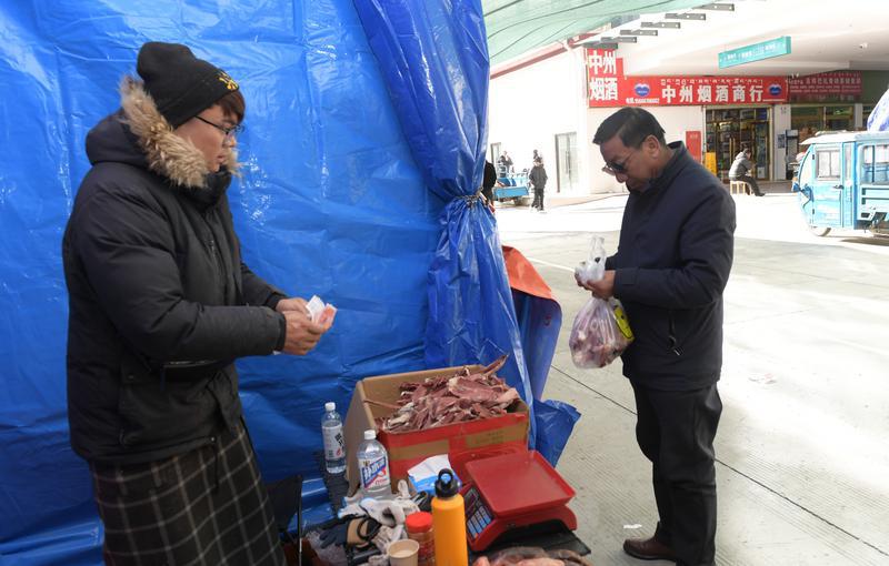圖為市民群眾正在購買牦牛肉干。本網(wǎng)記者 索朗旺久 攝