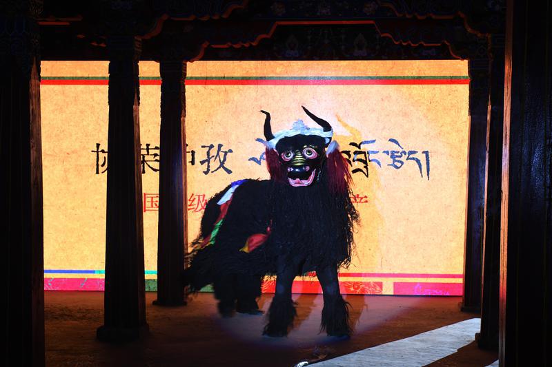 圖為1月2日舉辦的傳統(tǒng)演繹服飾秀現(xiàn)場(chǎng)。本報(bào)記者 曲珍攝