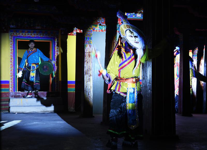圖為1月2日舉辦的傳統(tǒng)演繹服飾秀現(xiàn)場(chǎng)。本報(bào)記者 曲珍 攝
