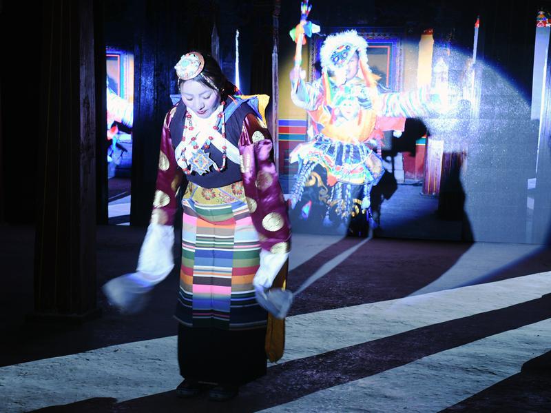 圖為1月2日舉辦的傳統(tǒng)演繹服飾秀現(xiàn)場(chǎng)。本報(bào)記者 曲珍攝
