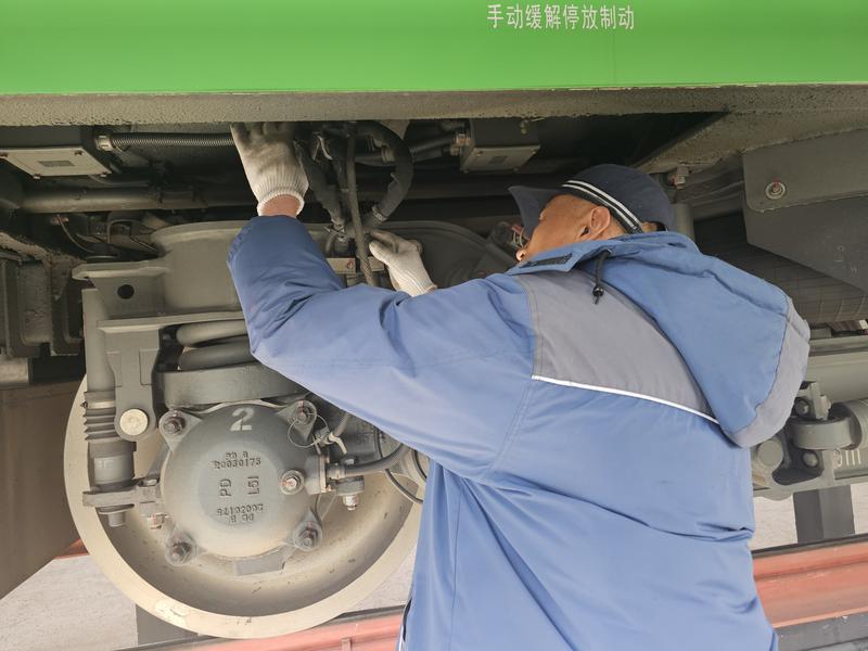 圖為格爾木機務段拉薩機輛整備中心拉薩動集車間的工作人員對動車進行日常檢修。本網(wǎng)記者：旦增蘭澤 通訊員：管海燕 郭軍民 攝