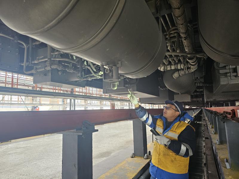 圖為格爾木機務段拉薩機輛整備中心拉薩動集車間的工作人員對動車進行日常檢修。本網(wǎng)記者：旦增蘭澤 通訊員：管海燕 郭軍民 攝