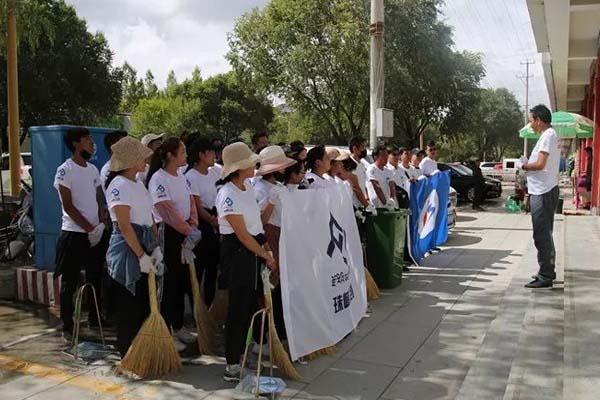 圖為富民公司董事長(zhǎng)巴桑頓珠正在進(jìn)行動(dòng)員講話。.jpg