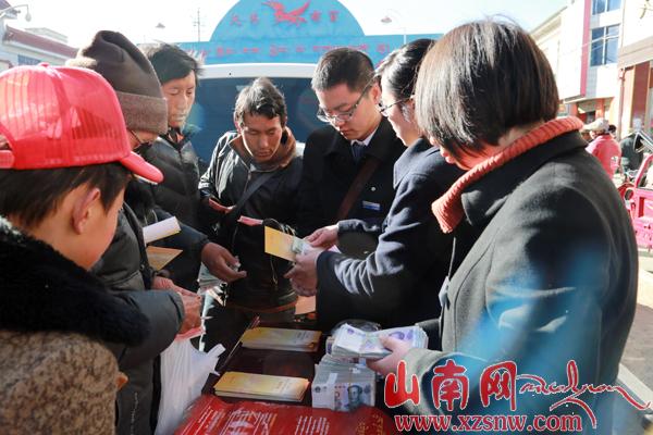 山南開展人民幣識別技巧和反假幣知識宣傳